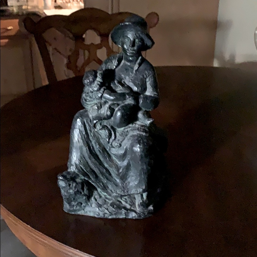 Austin Prod Mother Nursing Baby Statue Sculpture